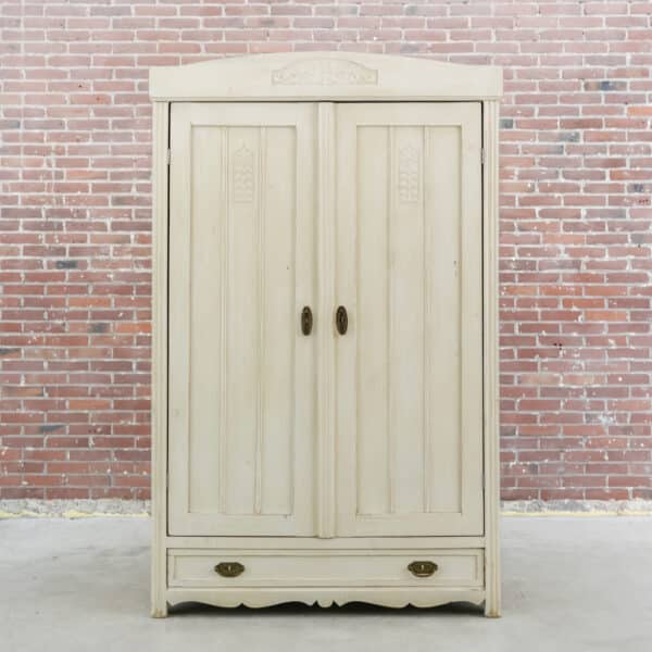 Brocante cremefarbener Wäscheschrank