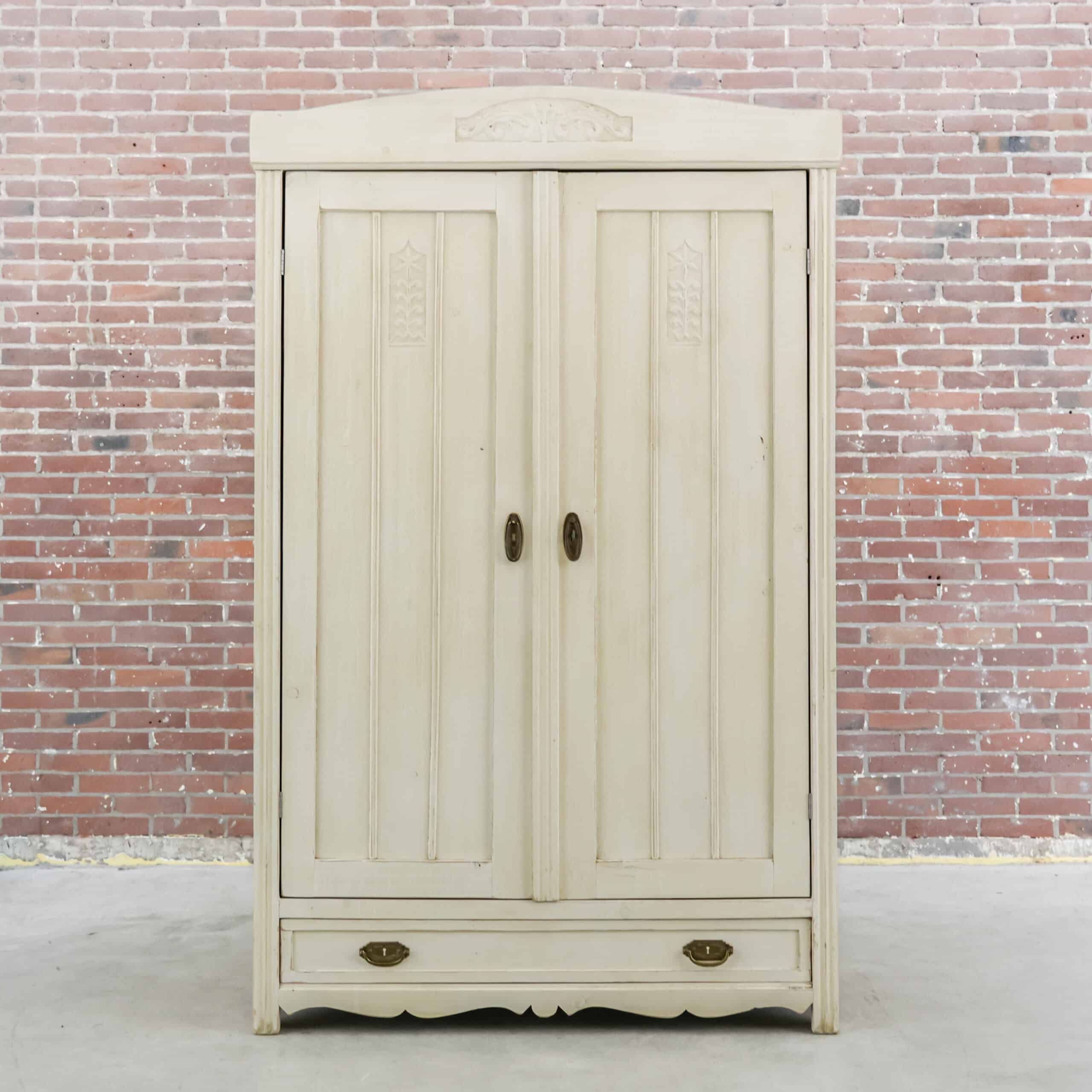 Brocante cremefarbener Wäscheschrank