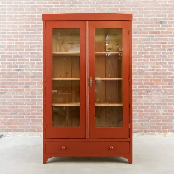 Brocante rote Vitrine