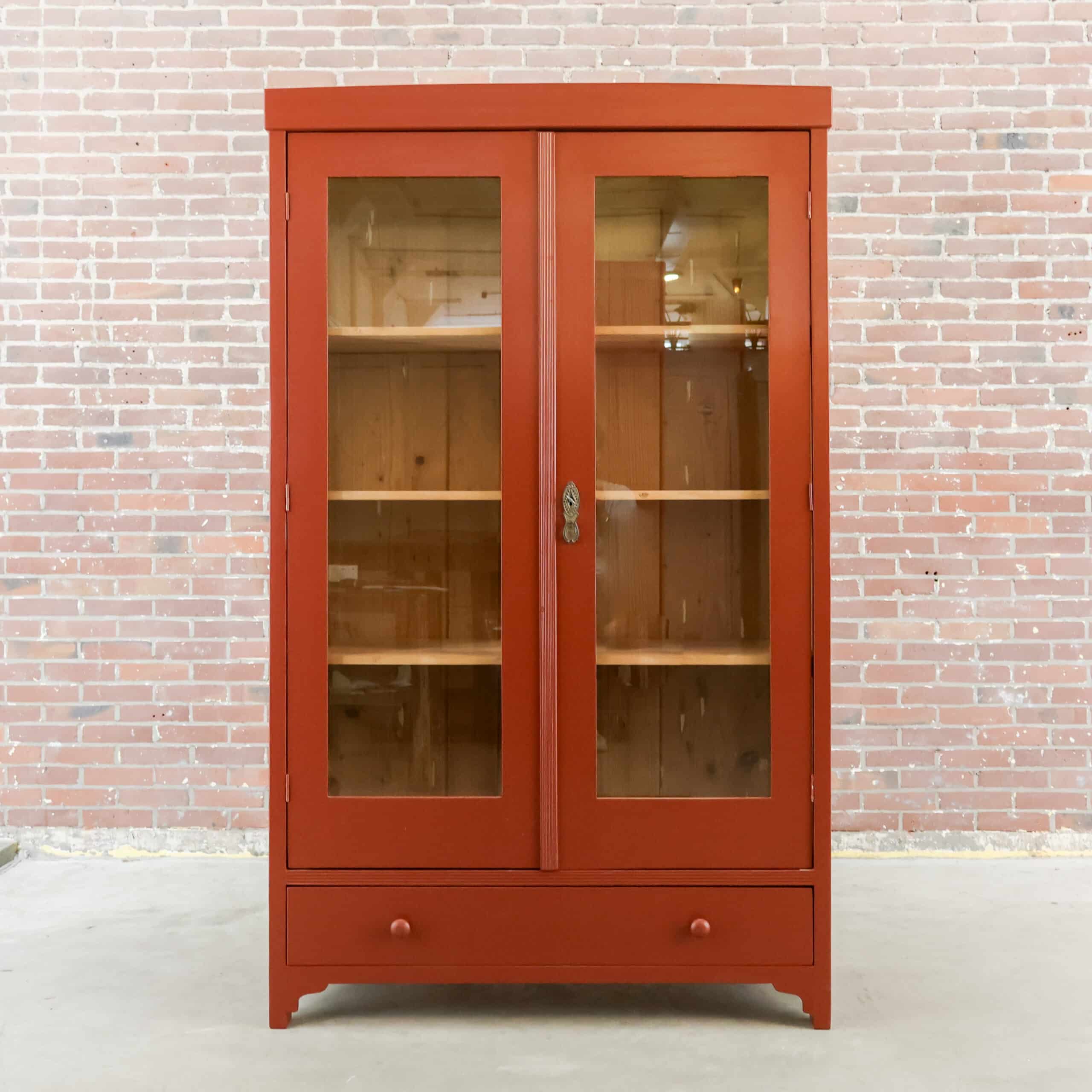 Brocante rote Vitrine