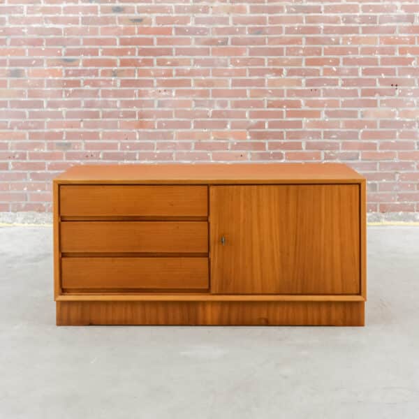 Kleine Mid-Century-Anrichte