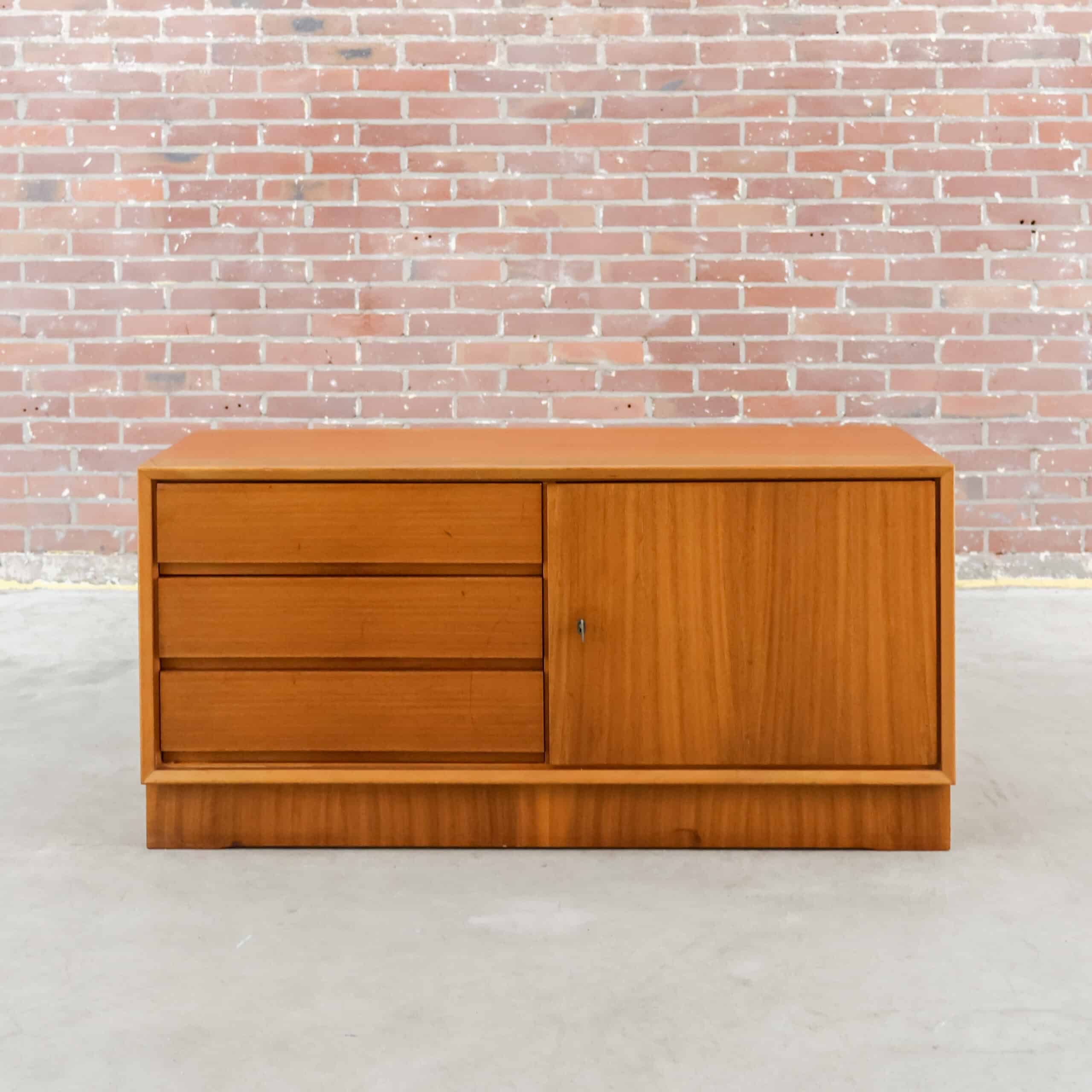 Kleine Mid-Century-Anrichte