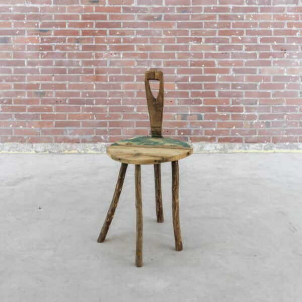 Rustikaler Milchhocker aus Holz