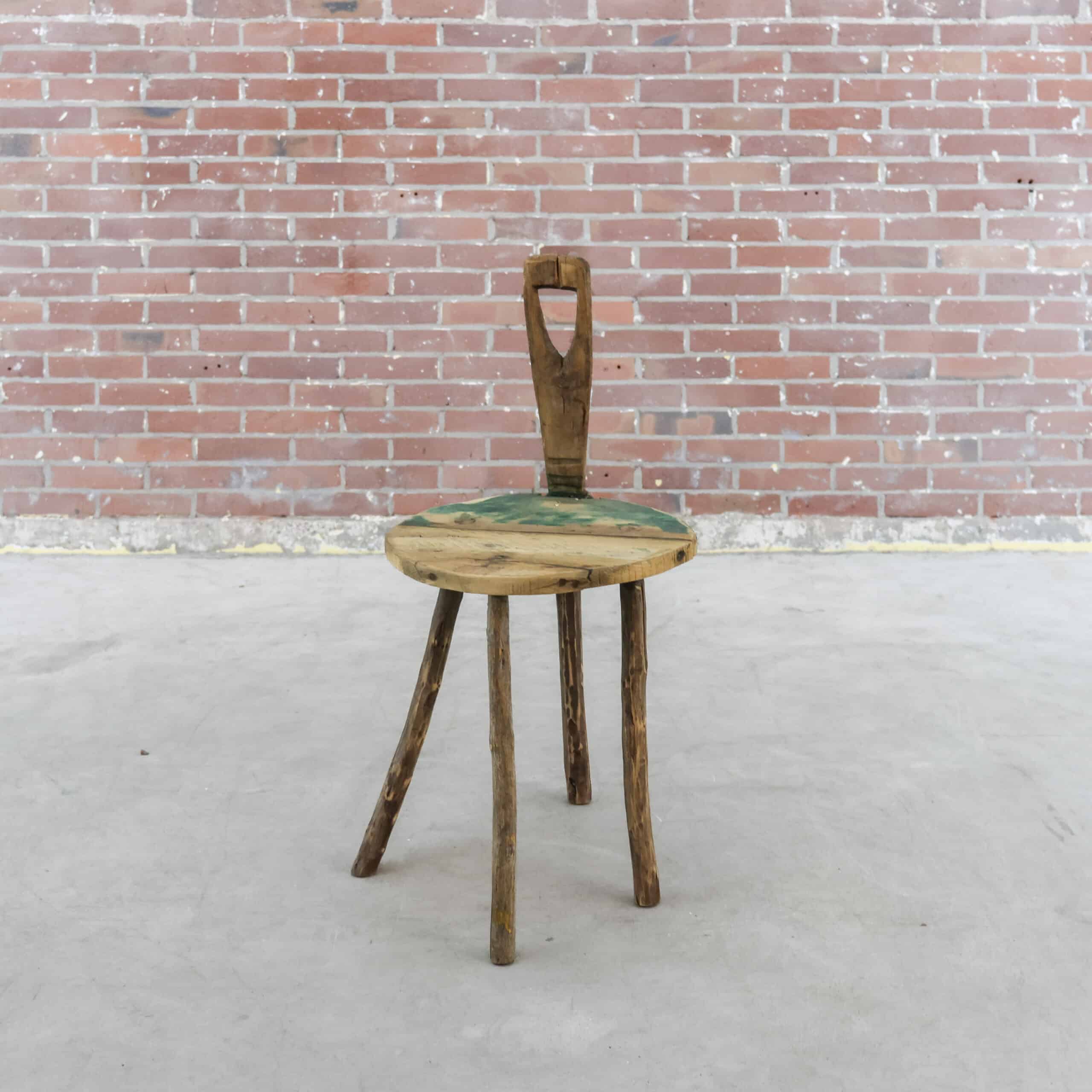 Rustikaler Milchhocker aus Holz