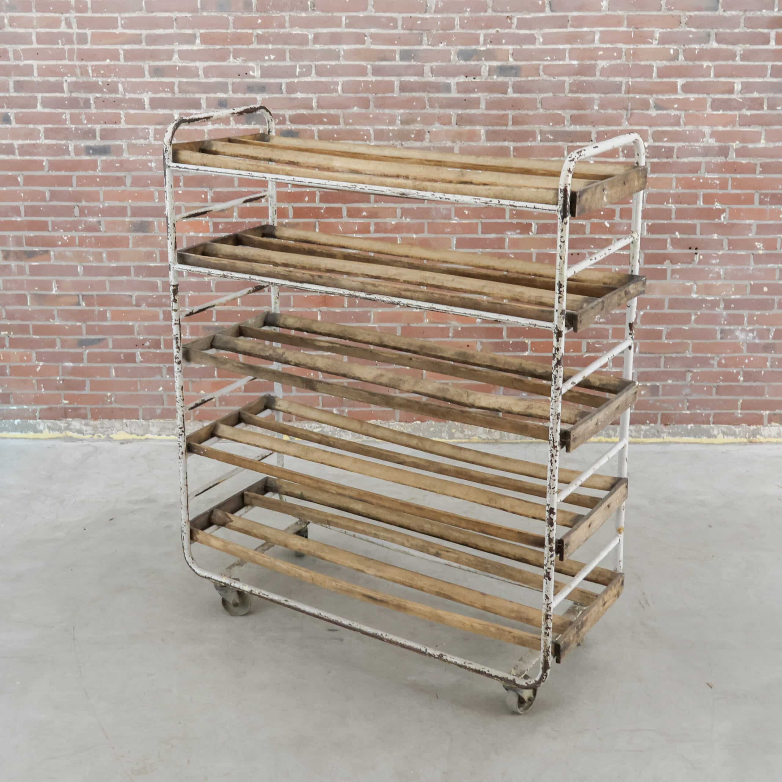 Vintage-Bäckerwagen im Industriestil – Abbildung 2