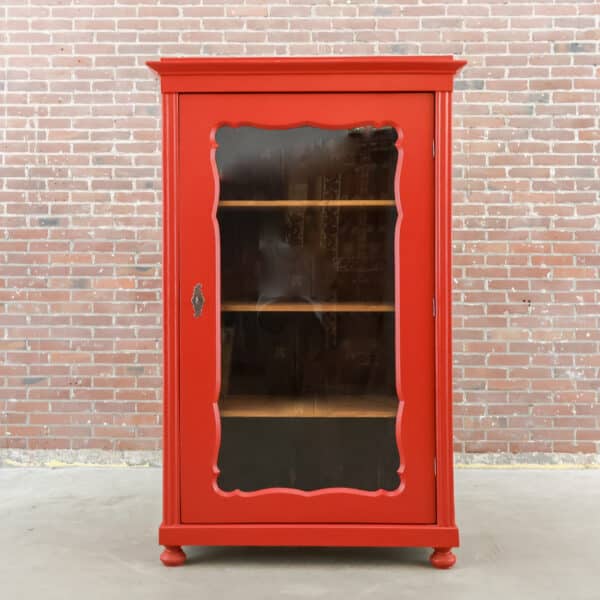 Brocante rote Vitrine