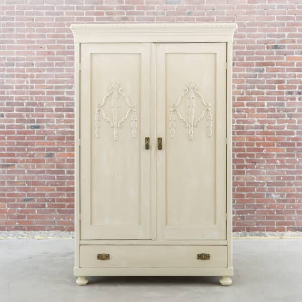 Brocante cremefarbener Wäscheschrank