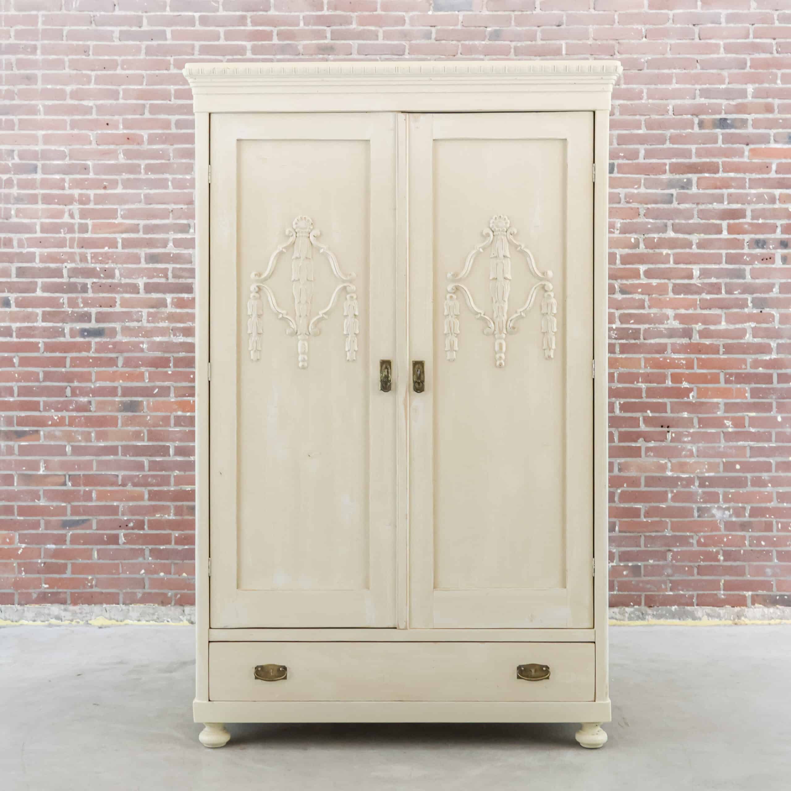 Brocante cremefarbener Wäscheschrank