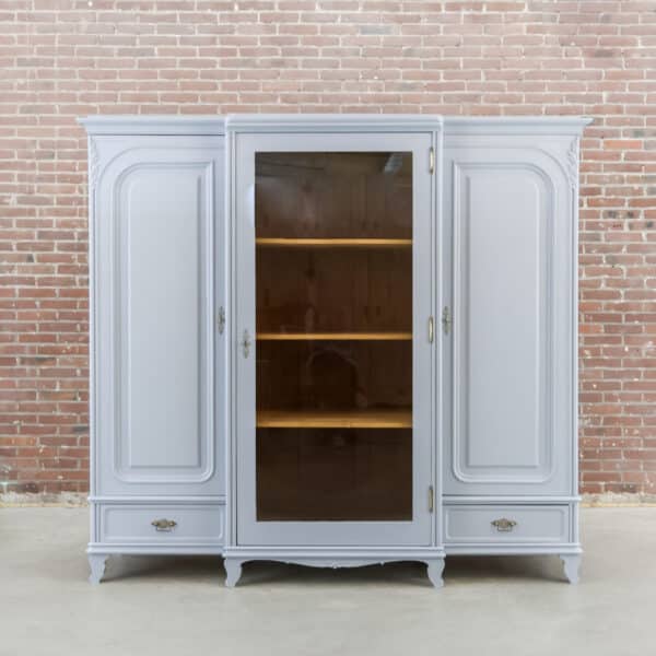 Brocante-Schrank mit drei Türen