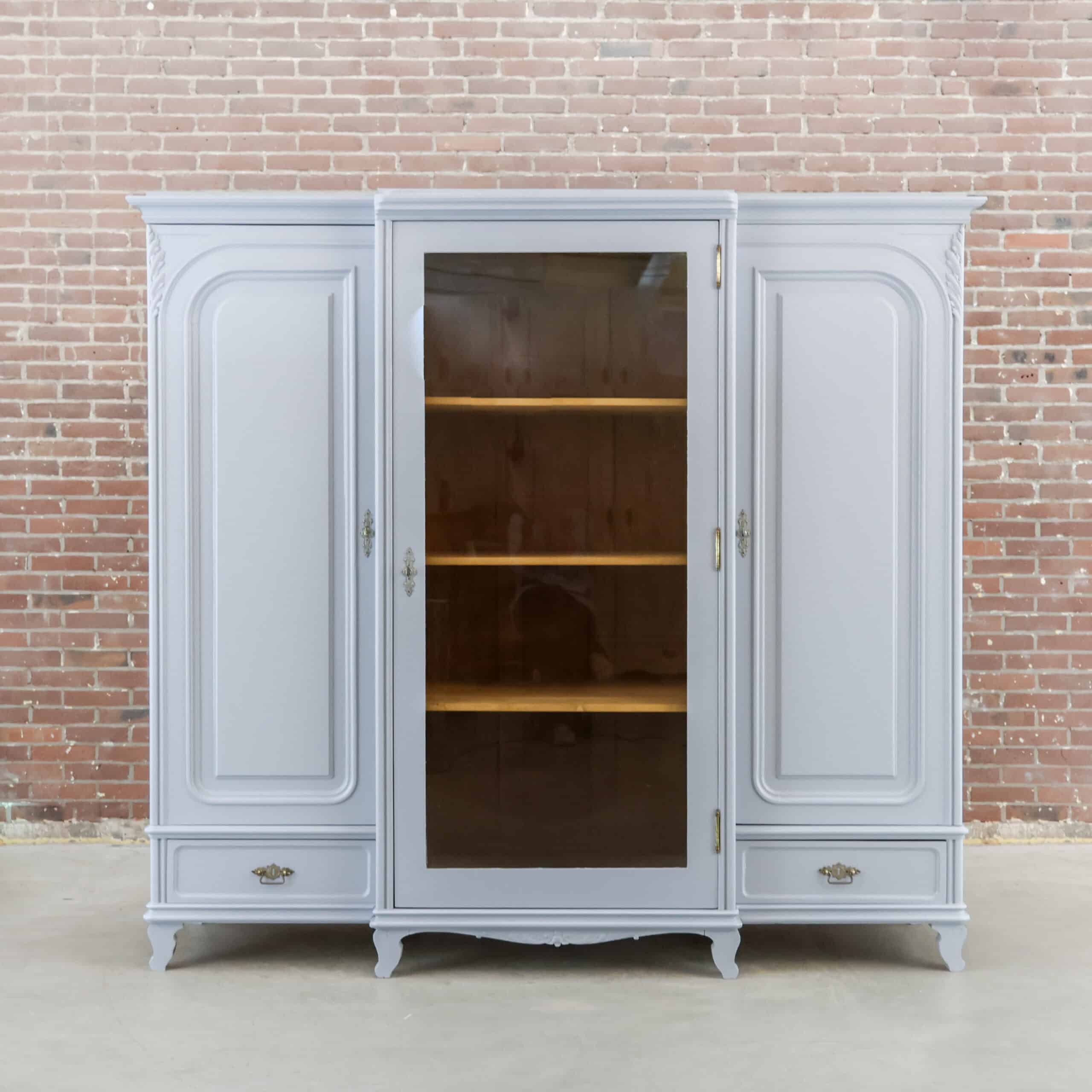 Brocante-Schrank mit drei Türen