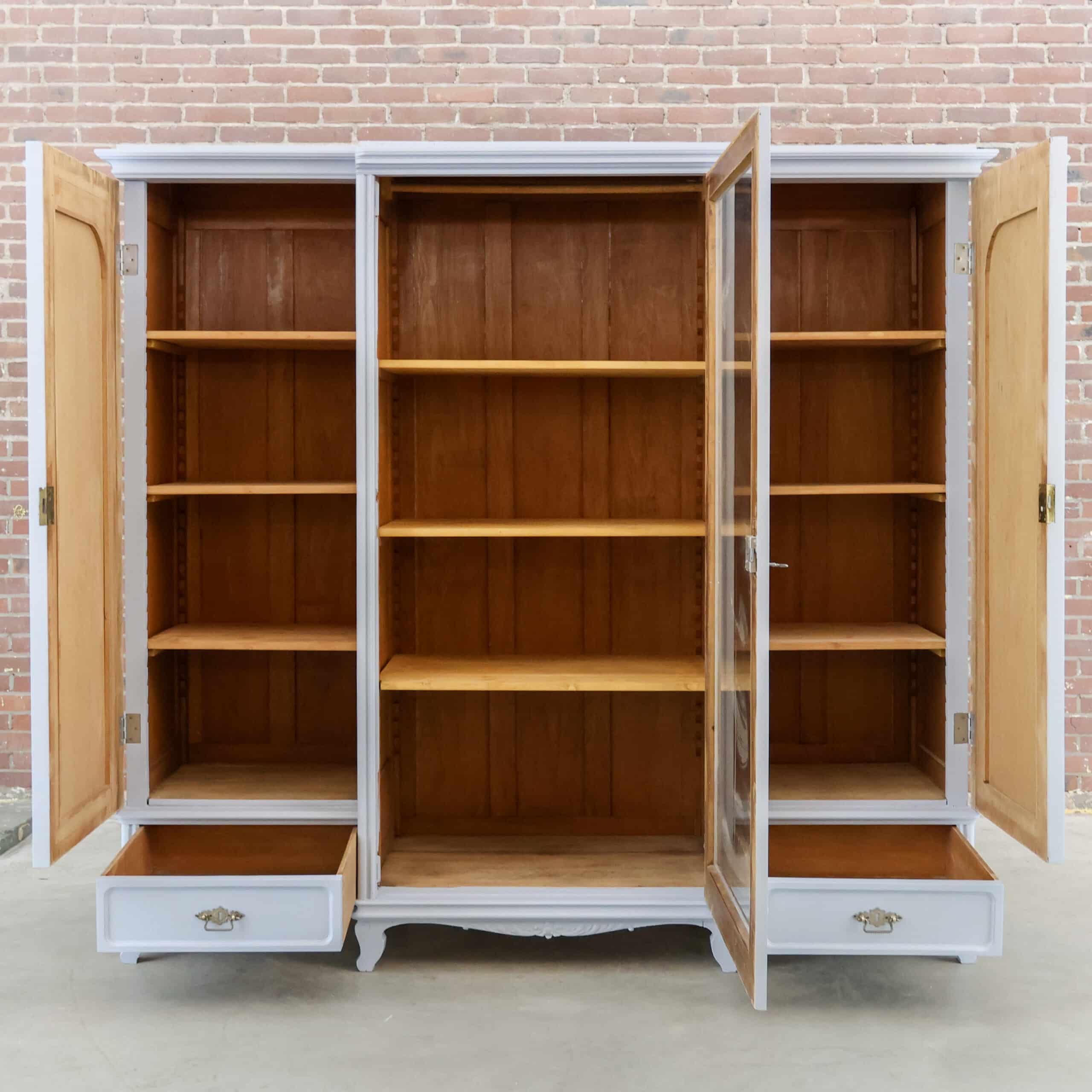 Brocante-Schrank mit drei Türen – Abbildung 2