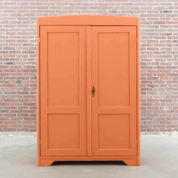 Lachsrosa Wäscheschrank