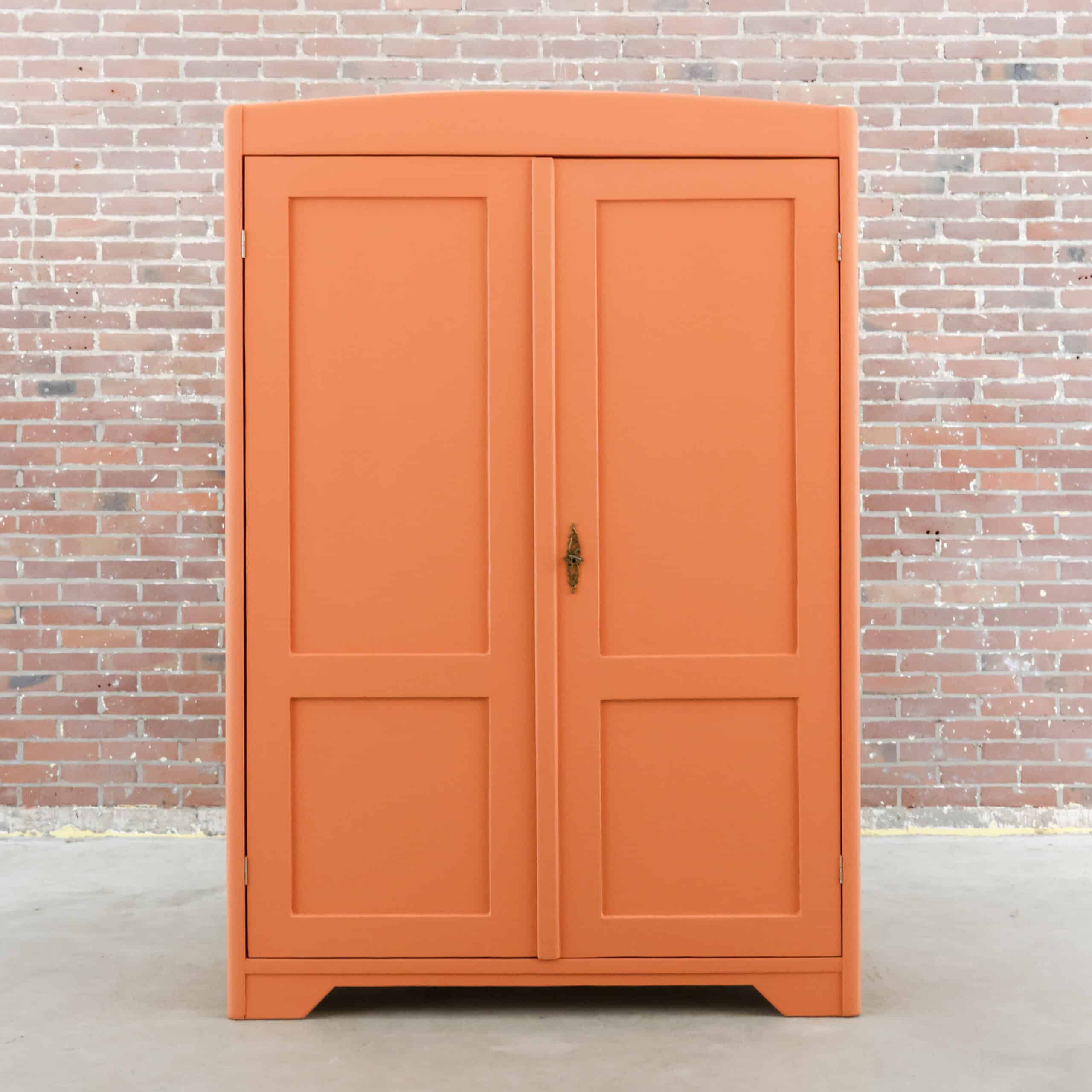 Lachsrosa Wäscheschrank