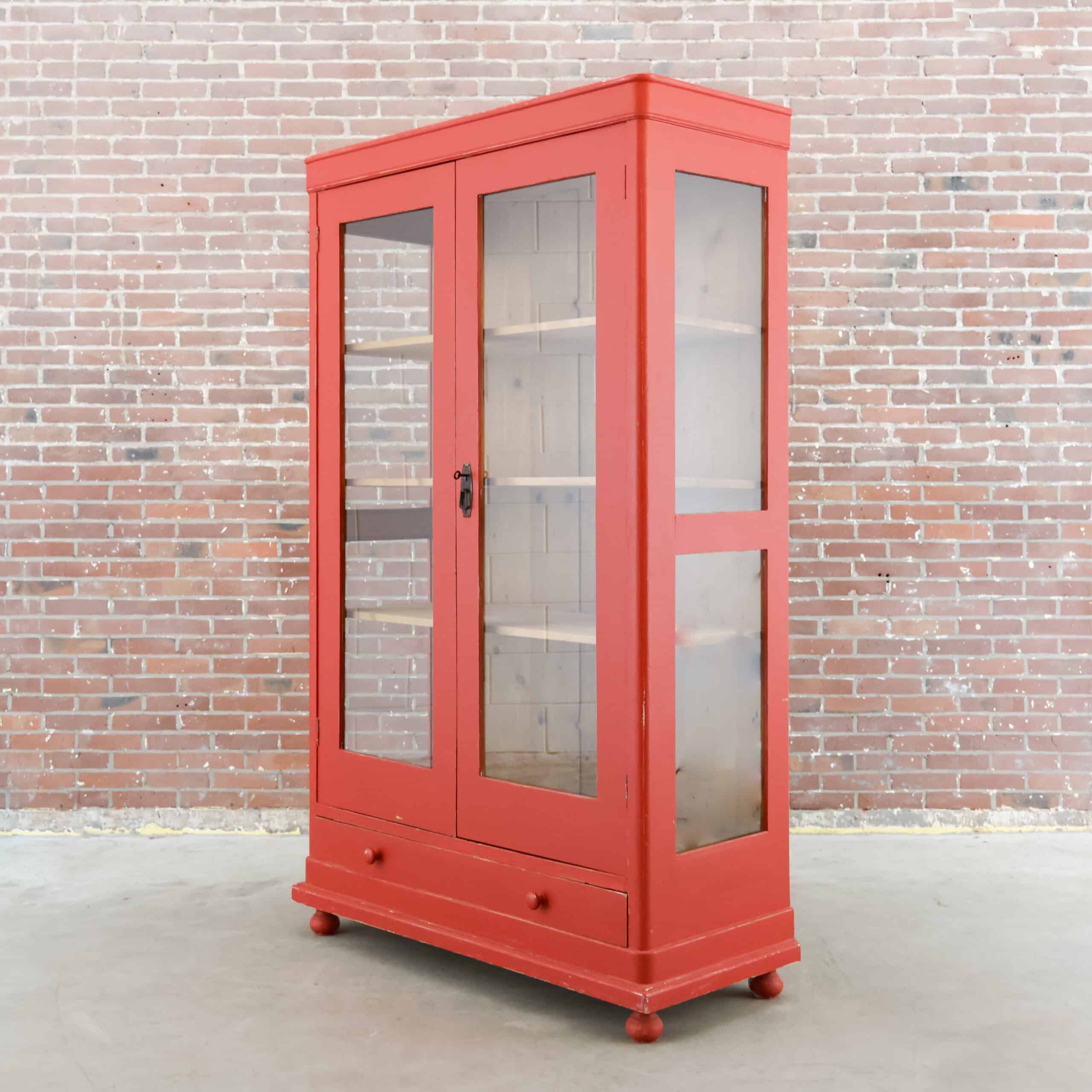 Brocante rote Vitrine