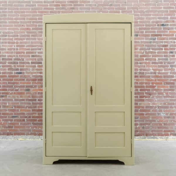 Brocante cremefarbener Wäscheschrank