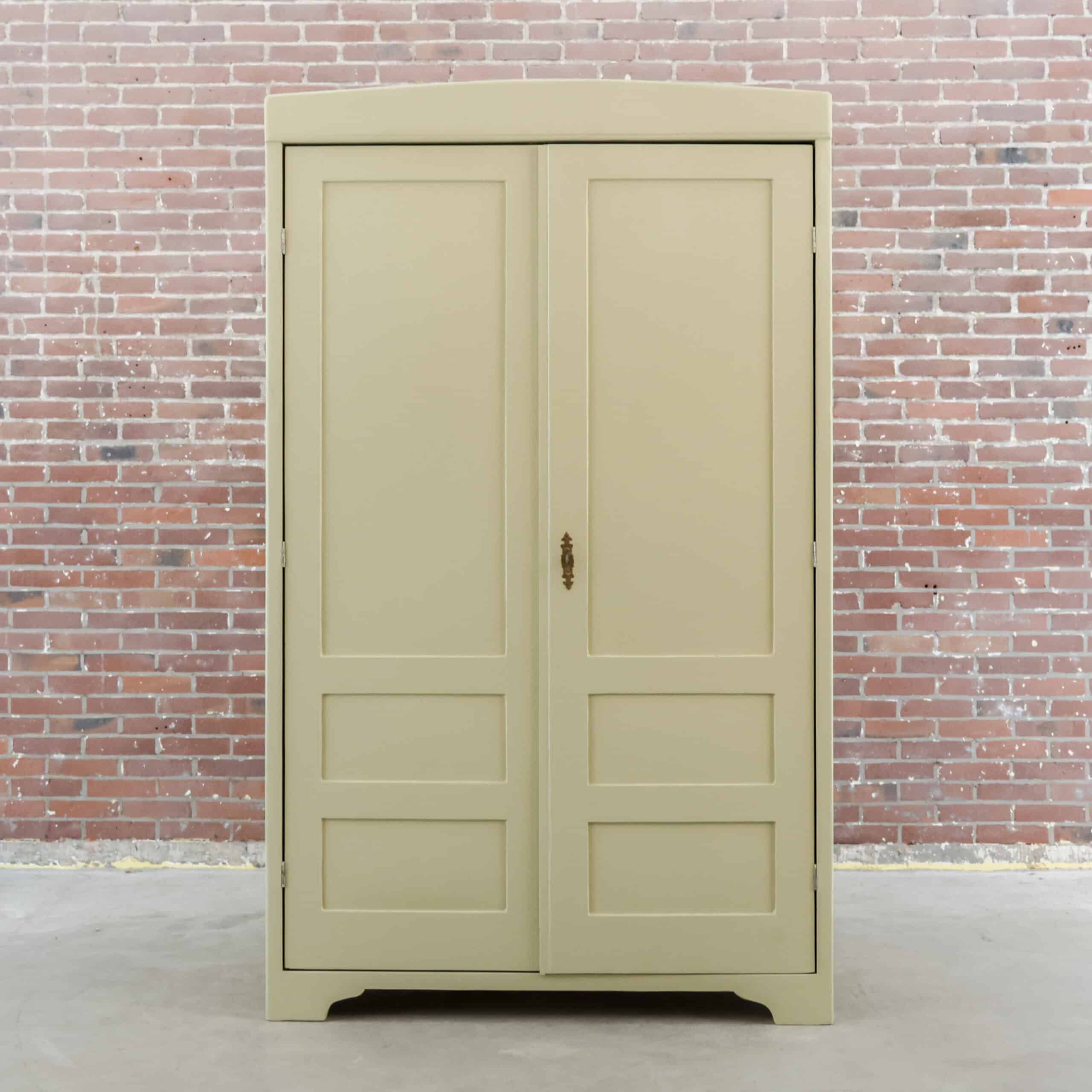 Brocante cremefarbener Wäscheschrank