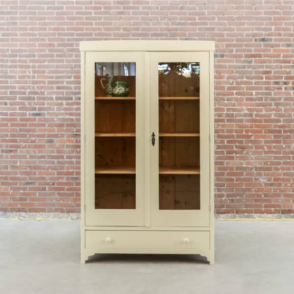 Vitrinenschrank im Brocante-Stil in Creme