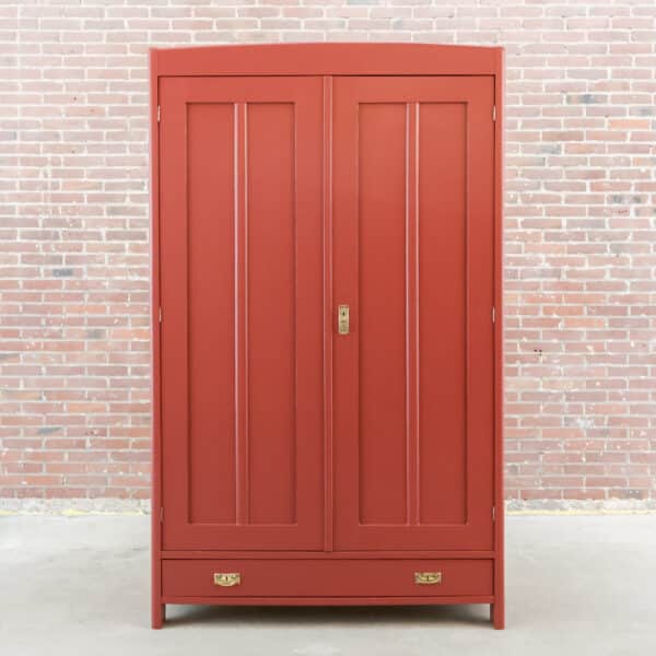 Brocante roter Wäscheschrank