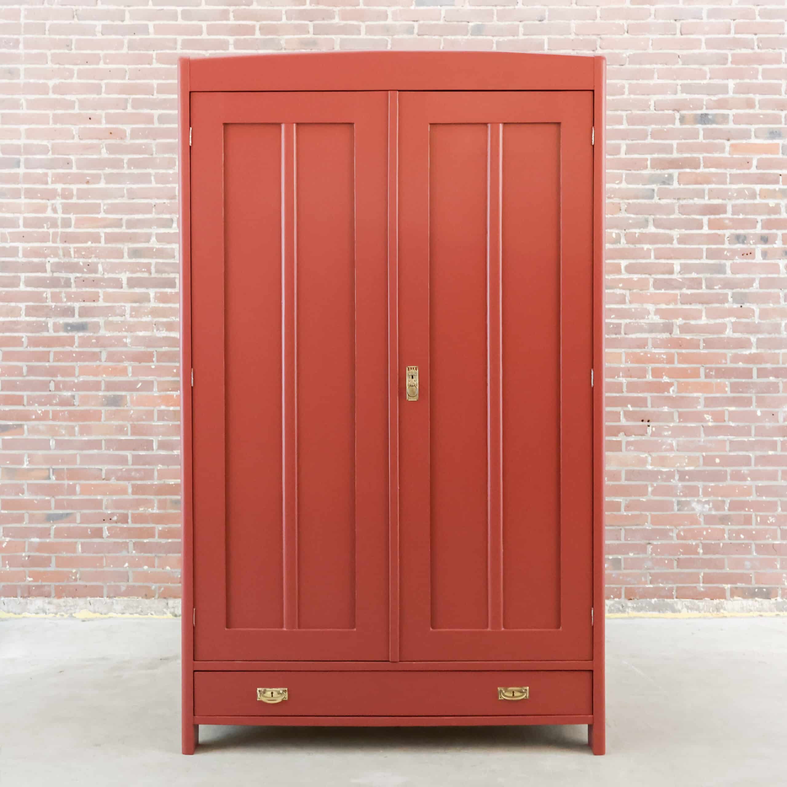 Brocante roter Wäscheschrank