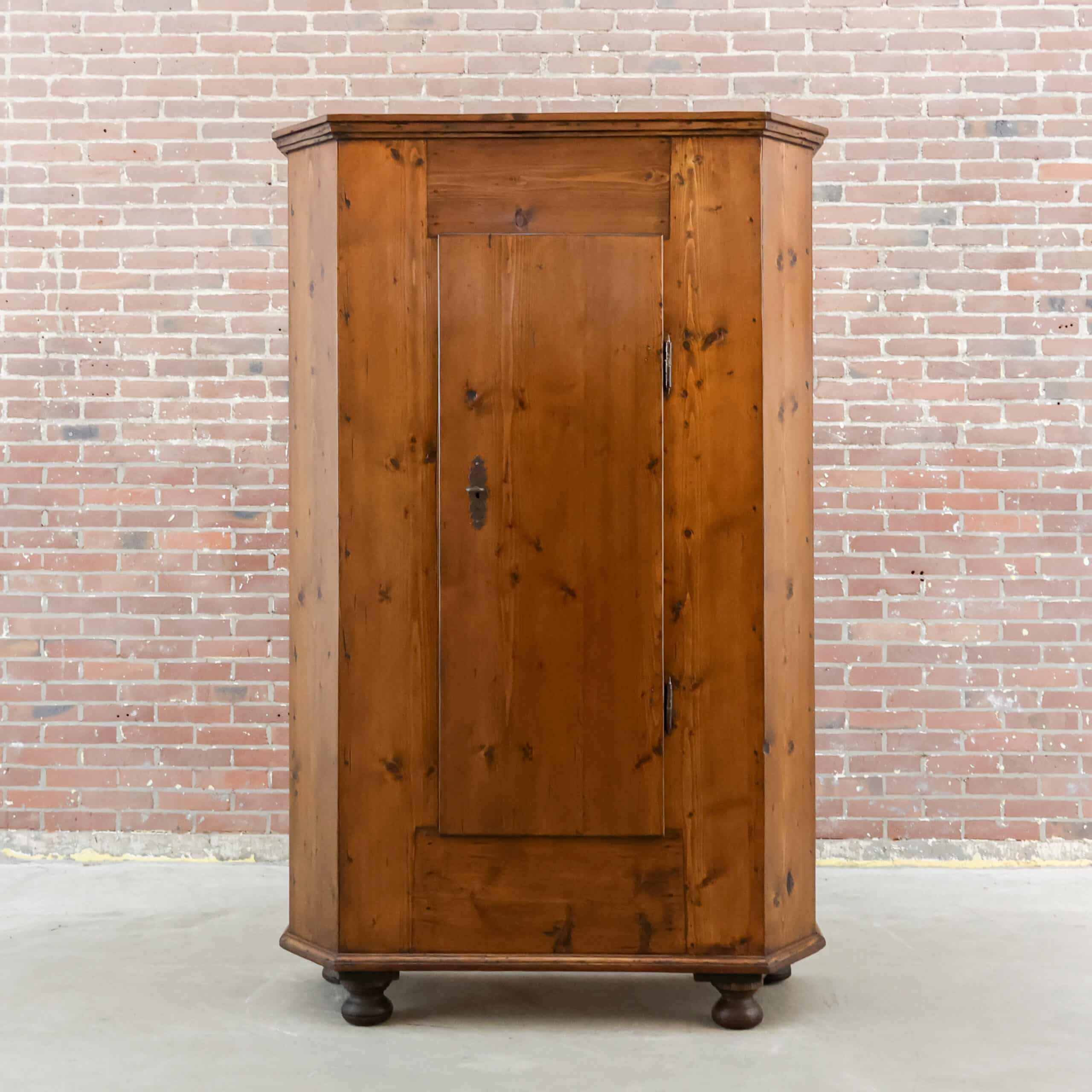 Antiker Einzeltürschrank