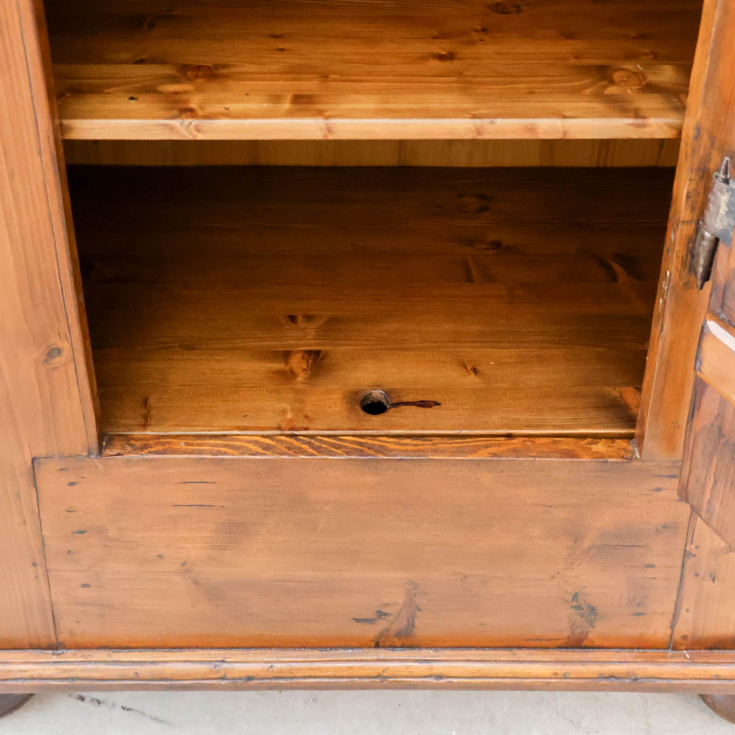 Antiker Einzeltürschrank – Abbildung 4