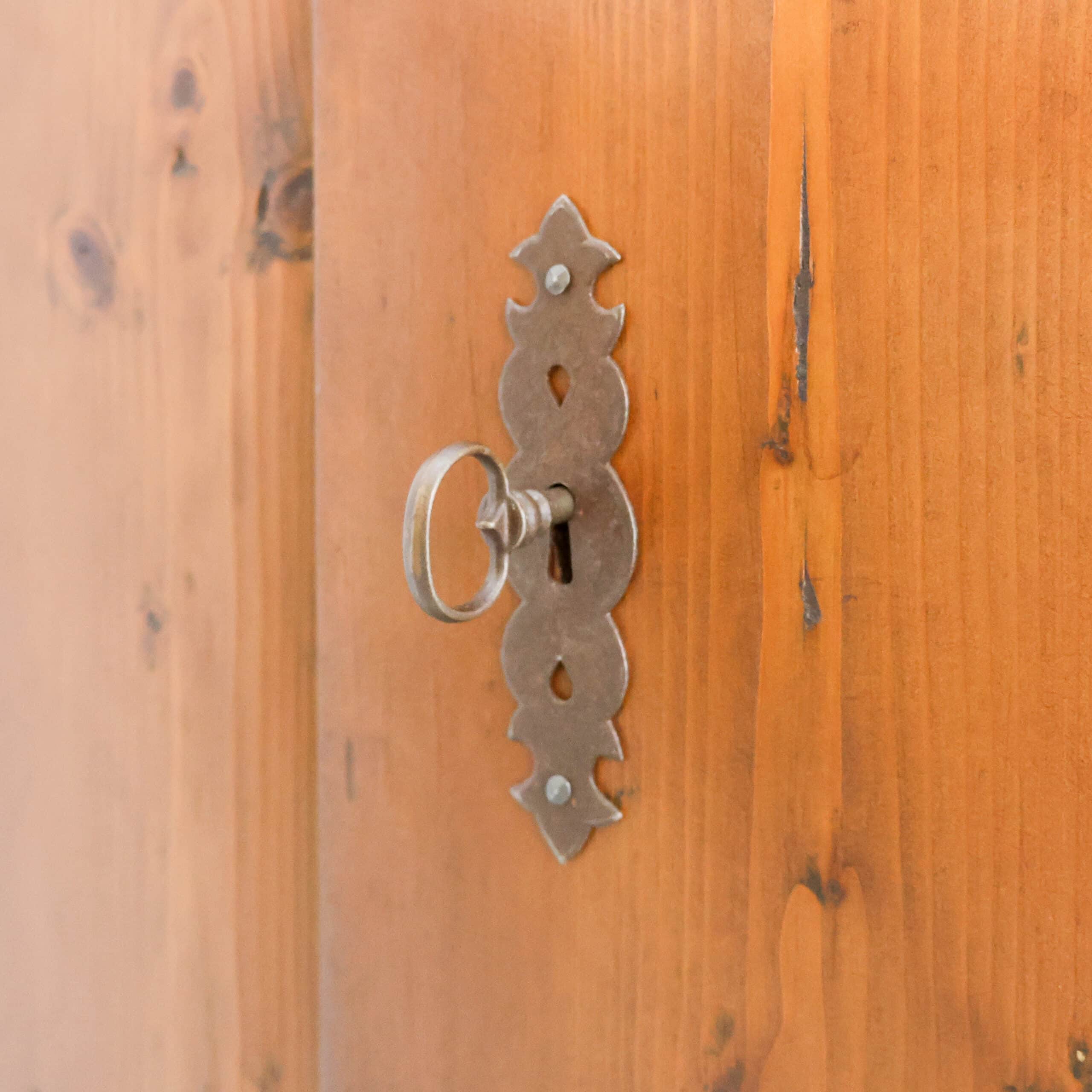 Antiker Einzeltürschrank – Abbildung 7