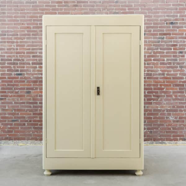 Brocante cremefarbener Wäscheschrank