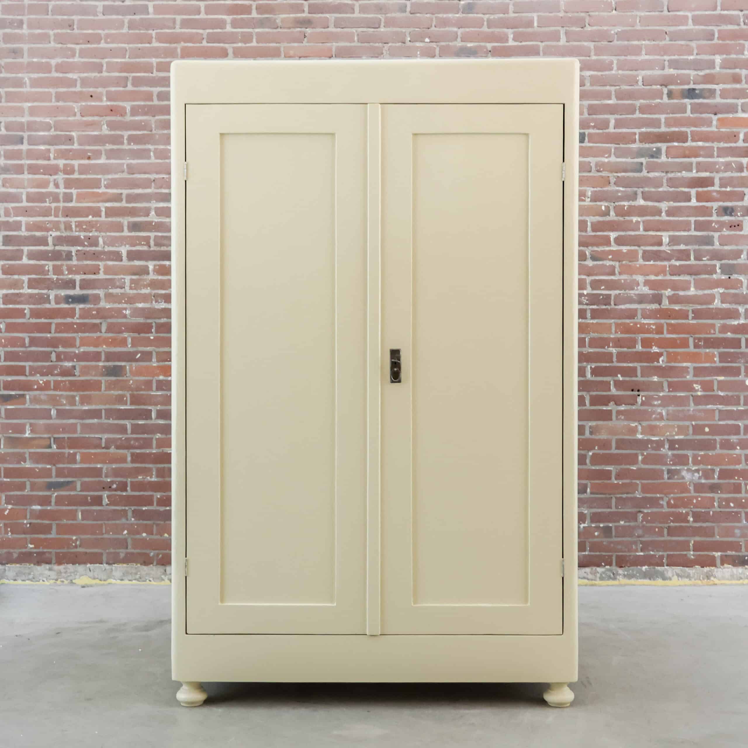 Brocante cremefarbener Wäscheschrank