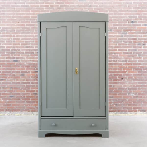 Grauer Kleiderschrank