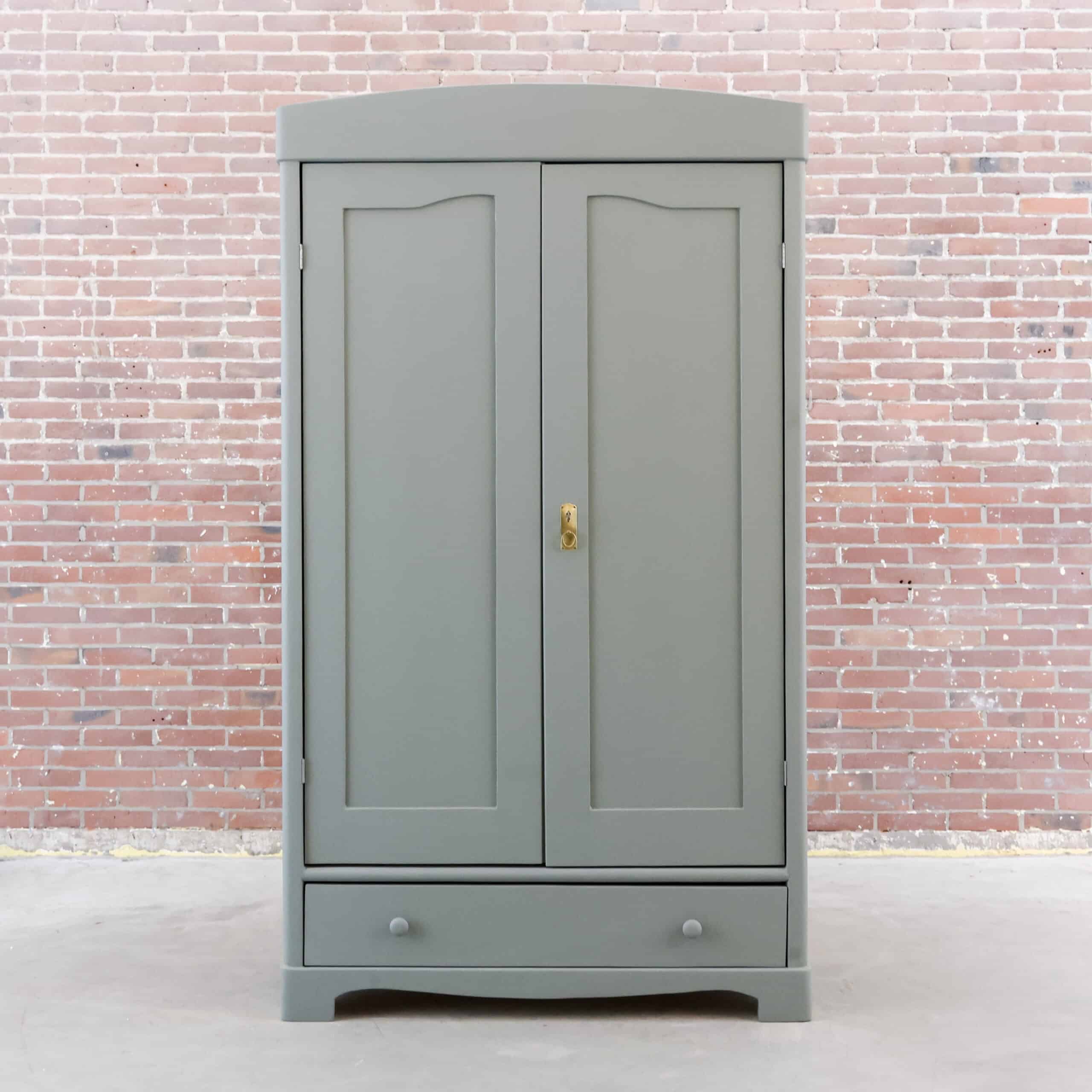 Grauer Kleiderschrank