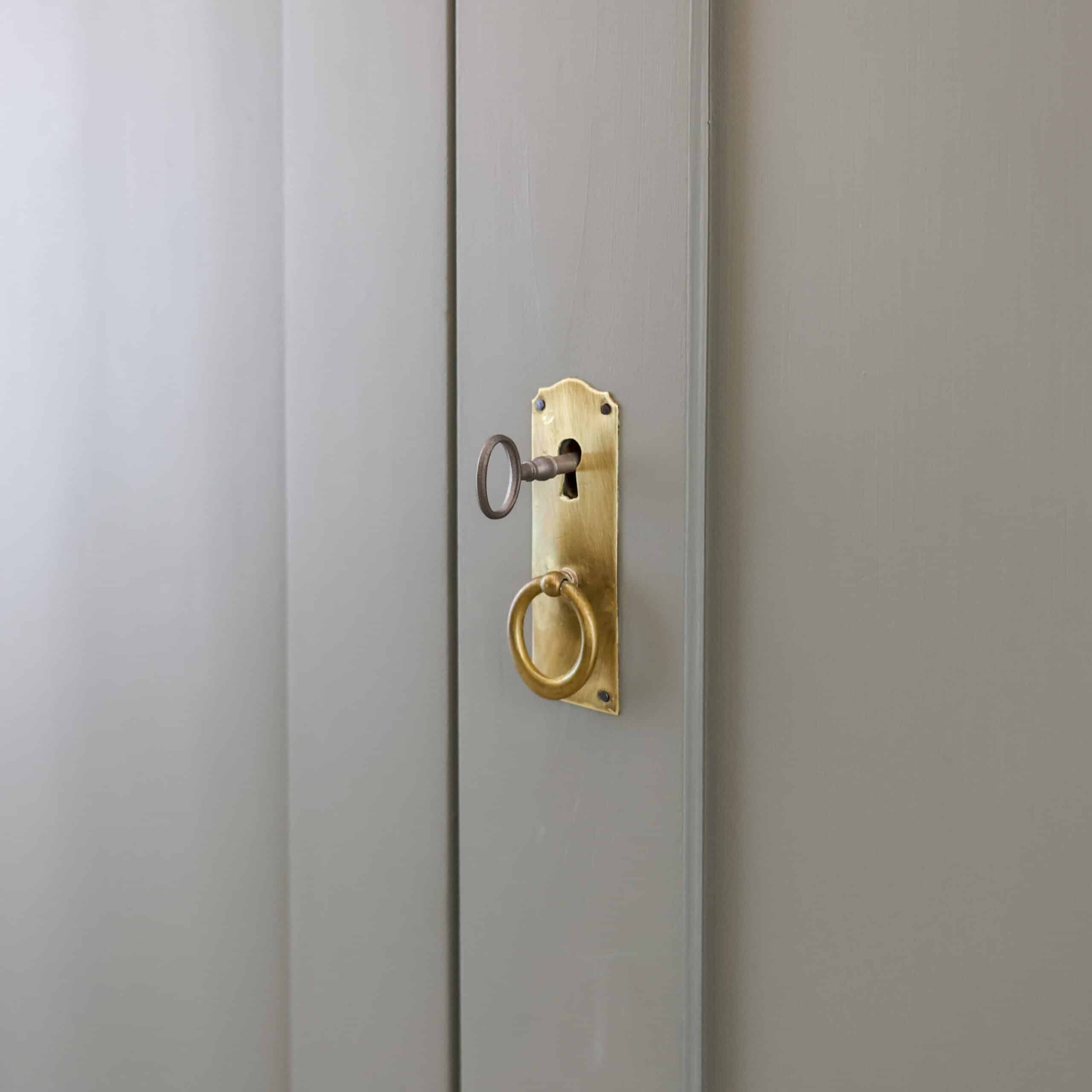 Grauer Kleiderschrank - Bild 6