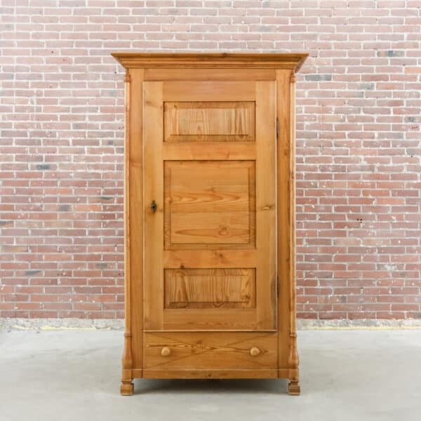 Bauernschrank aus Kiefer
