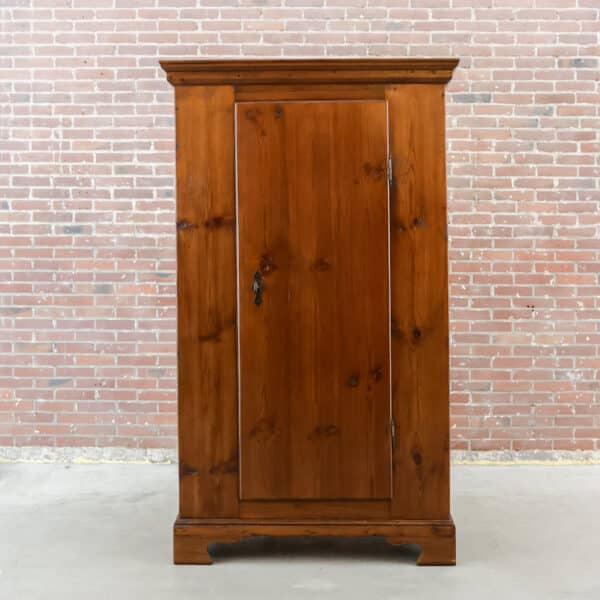 Antiker Einzeltürschrank
