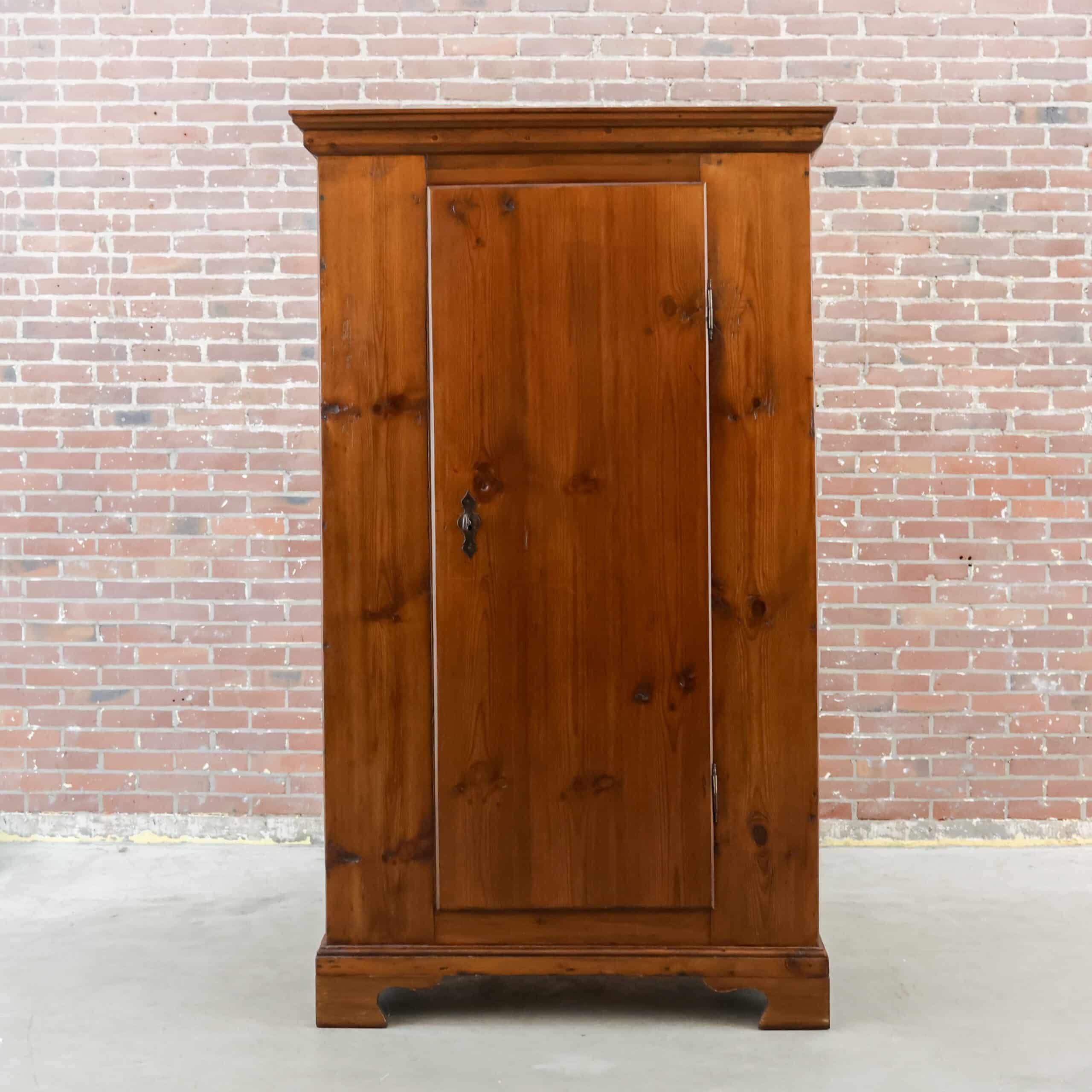 Antiker Einzeltürschrank