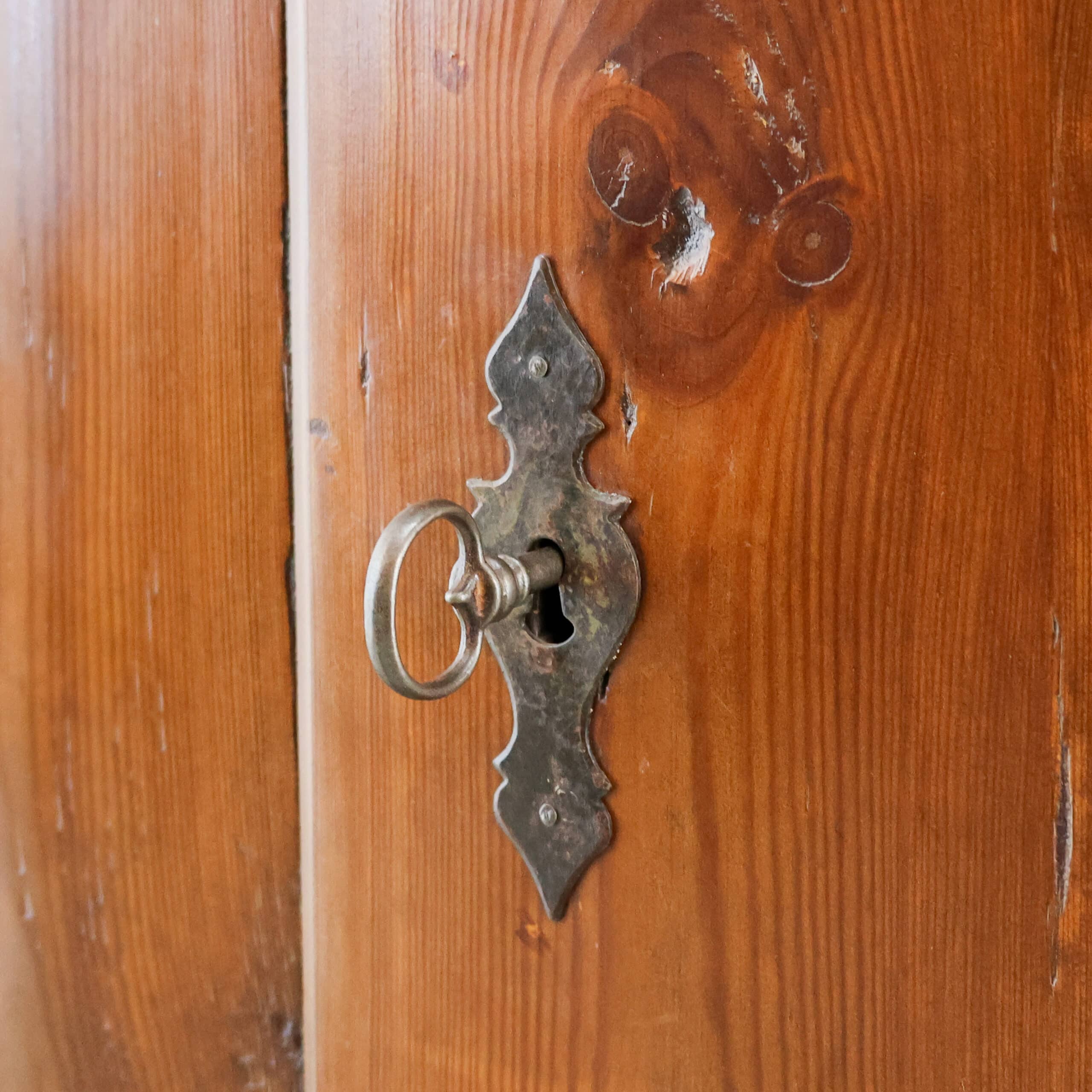 Antiker Einzeltürschrank – Abbildung 6