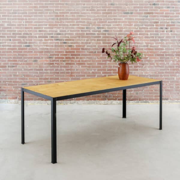 Industriële eettafel