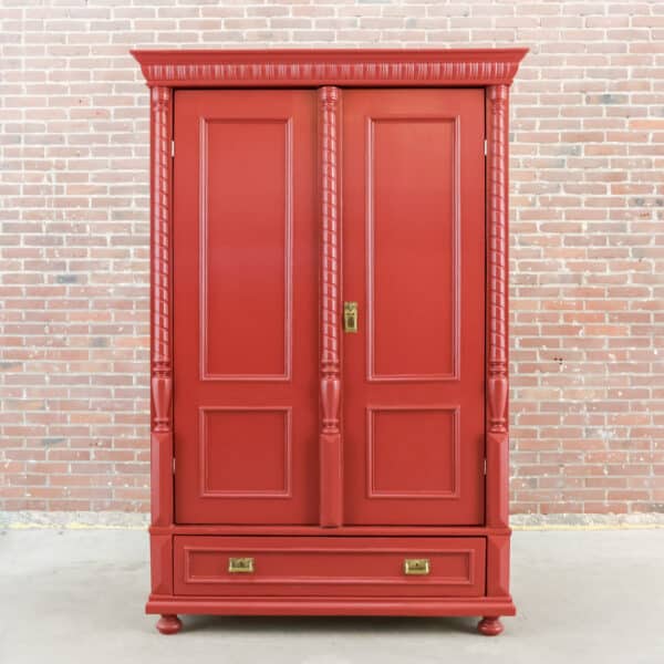 Brocante roter Wäscheschrank